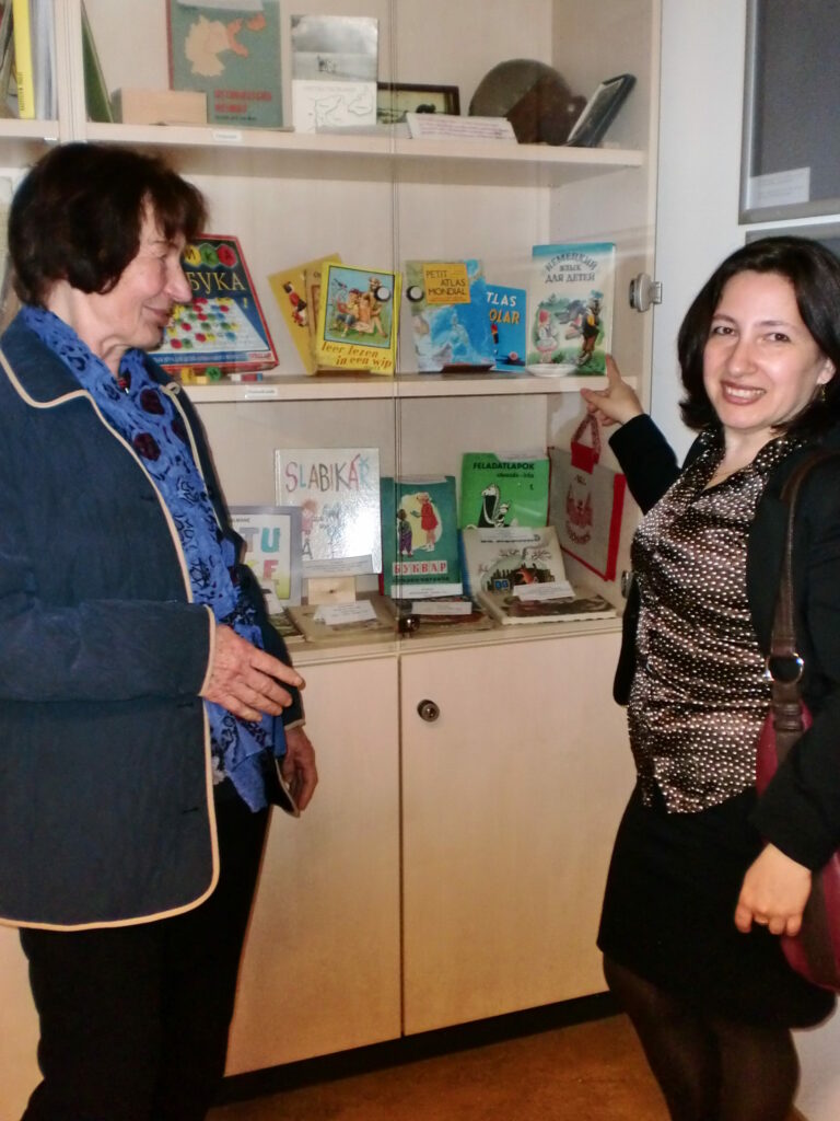 Ehemalige Vorsitzende des Deutsch-Russischen Kulturvereins Hildesheim e.V. mit einer Bekannten vor dem Bücherschrank.