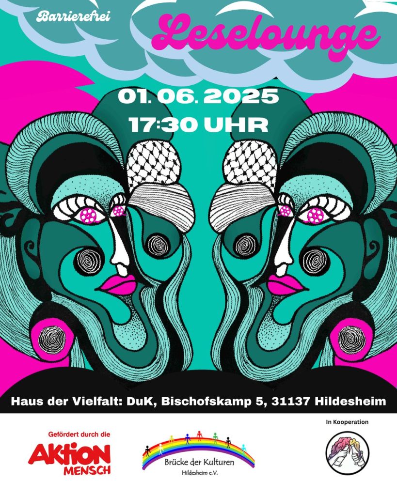 Das Bild zeigt einen Flyer für eine Veranstaltung namens "Leselounge" am 1. Juni 2025 um 17:30 Uhr. Der Veranstaltungsort ist das Haus der Vielfalt: DuK, Bischofskamp 5, 31137 Hildesheim. Das Design des Flyers ist farbenfroh und abstrakt, dominiert von Türkis, Pink und Schwarz. Im oberen Teil steht "Leselounge" in geschwungener Schrift und "Barrierefrei" in einer kleineren Schrift. Darunter sind zwei stilisierte Gesichter abgebildet, die sich spiegeln und aus abstrakten Linien und Formen bestehen. Im unteren Bereich sind Logos von Förderern und Kooperationspartnern zu sehen, darunter "Aktion Mensch", "Brücke der Kulturen Hildesheim e.V." und "queere Theke Hildesheim"