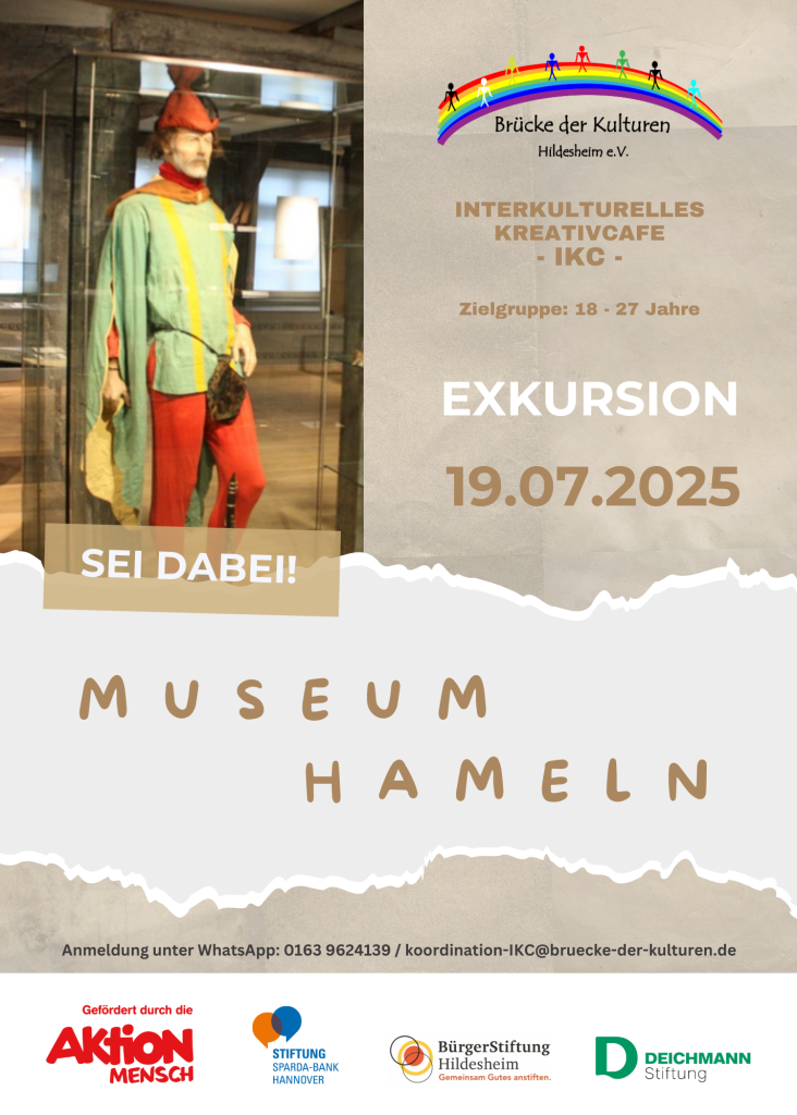 Ein weißer Flyer bewirbt eine Exkursion zum Museum Hameln. Oben links ist ein Foto eines Mannes in historischer Kleidung zu sehen, möglicherweise eine Museumsfigur. Oben rechts steht "Brücke der Kulturen Hildesheim e.V." und darunter "INTERKULTURELLES KREATIVCAFE - IKC -". Die Zielgruppe ist "18 - 27 Jahre". Der Text "EXKURSION 19.07.2025" ist prominent platziert. Darunter steht "MUSEUM HAMELN". Unten auf dem Flyer sind die Logos der Förderer abgebildet: "Aktion Mensch", "Stiftung Hannoversche Bank", "BürgerStiftung Hildesheim" und "DEICHMANN Stiftung". Kontaktinformationen für die Anmeldung sind WhatsApp: 0163 9624139 und koordination-IKC@bruecke-der-kulturen.de.